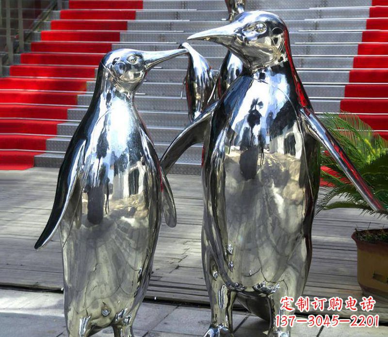 烟台不锈钢企鹅雕塑传递着浓浓爱意