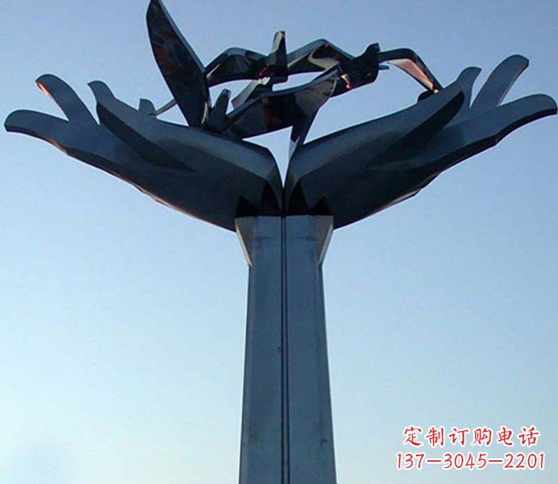 烟台不锈钢手托鸽子雕塑象征着和平与爱