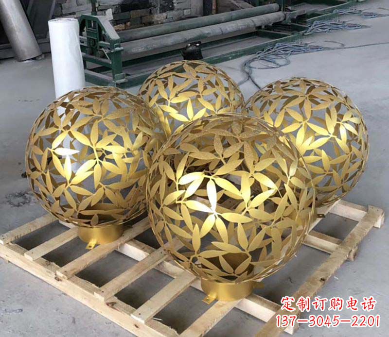 烟台不锈钢树叶镂空球的美妙景观
