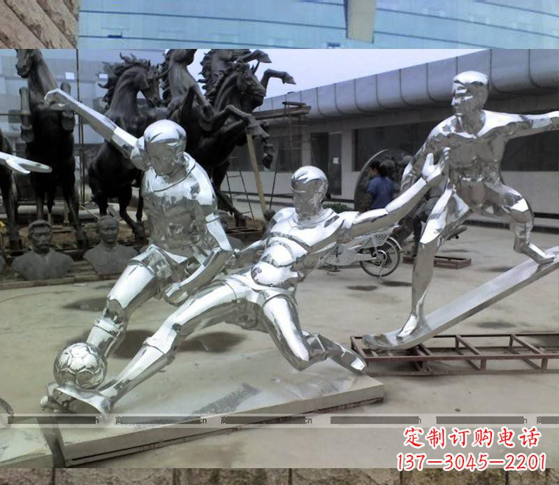 烟台玩足球的不锈钢雕塑
