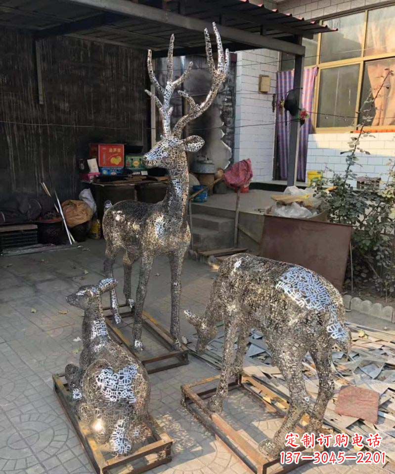烟台不锈钢庭院里的梅花鹿雕塑