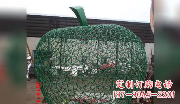 烟台不锈钢网制作的苹果雕塑——精致且耐久