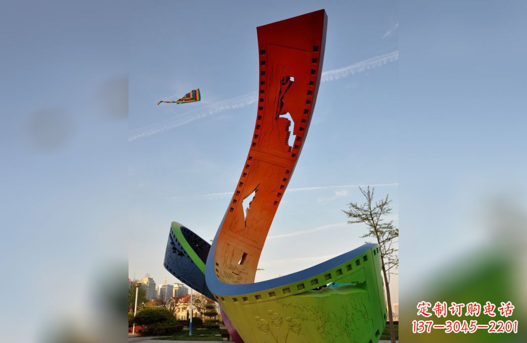 烟台不锈钢五彩胶卷广场雕塑——现代美学的象征