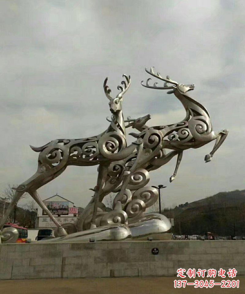 烟台梅花鹿雕塑——祥云梅花鹿广场的标志
