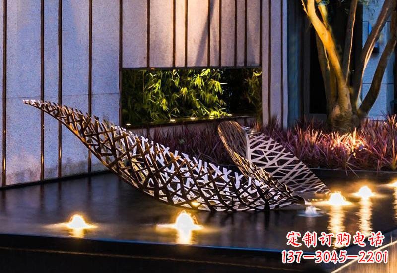 烟台不锈钢小区镂空树叶雕塑给小区添彩