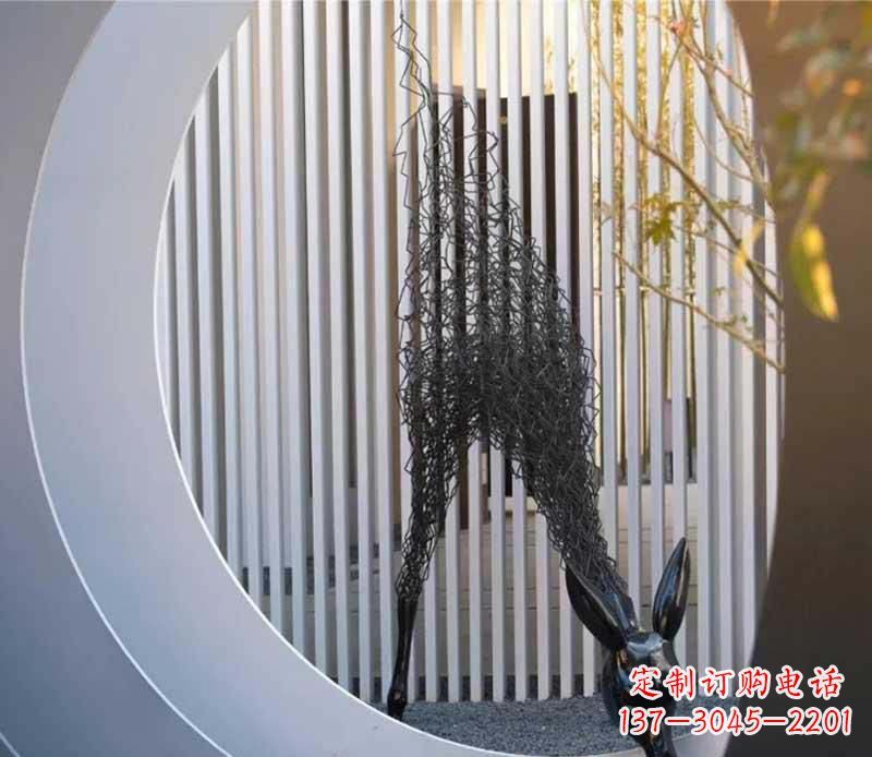 烟台不锈钢小区的长颈鹿雕塑