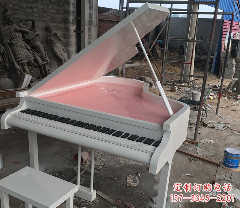 烟台校园里的钢琴雕塑