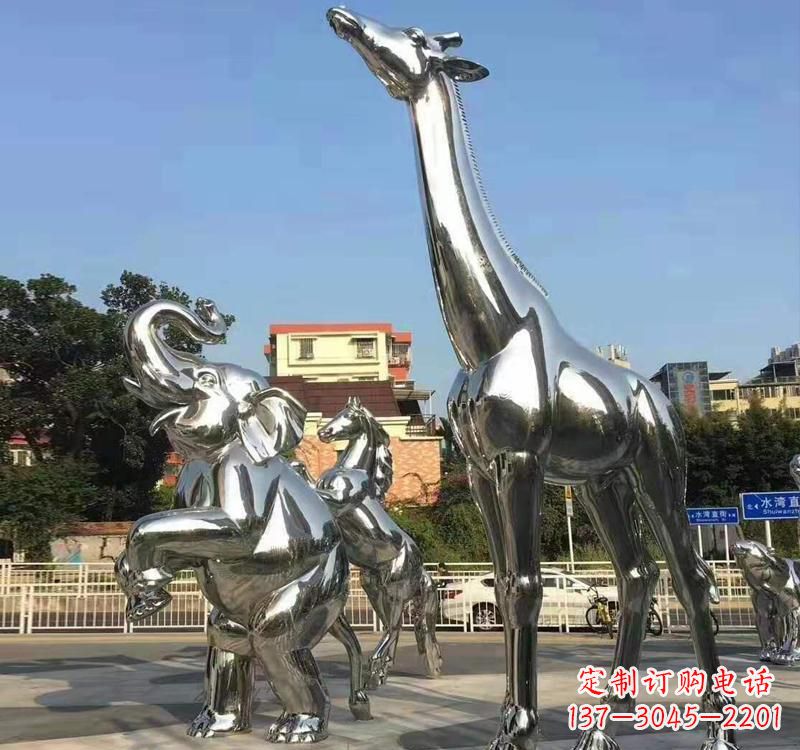 烟台长颈鹿雕塑精美而优雅