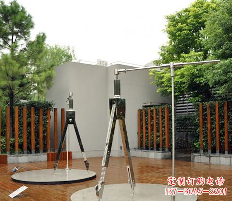 烟台以不锈钢精雕细琢的圆规雕塑