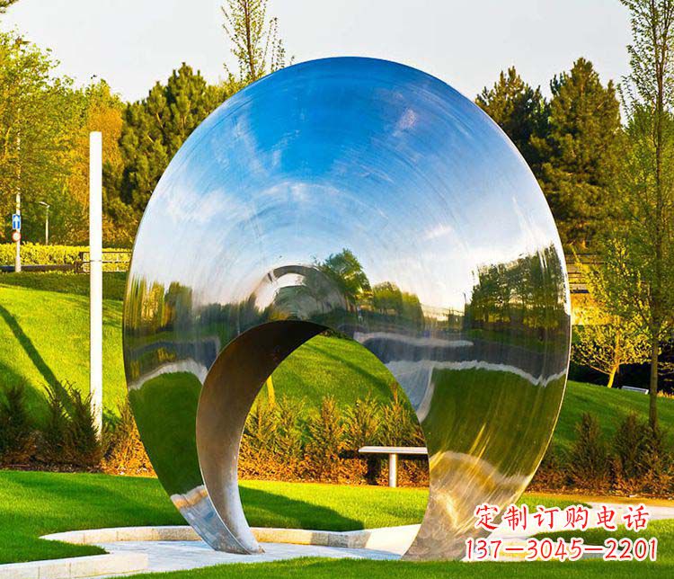 烟台环环相扣的圆环雕塑