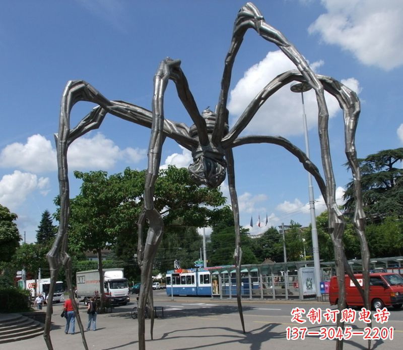 烟台蜘蛛侠雕塑点缀不锈钢的景观