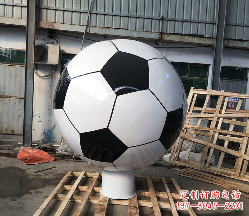 烟台激发足球热情的不锈钢足球雕塑