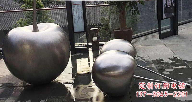 烟台樱桃雕塑点缀步行街美丽景观