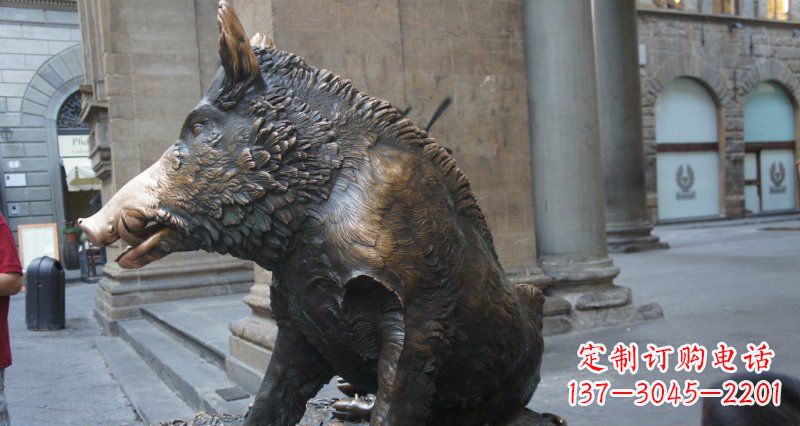烟台野猪雕塑给步行街带来美丽风景