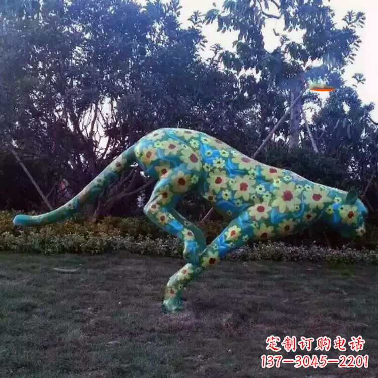 烟台彩绘豹子雕塑-玻璃钢彩绘草坪动物摆件