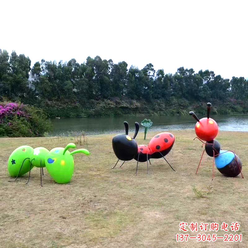 烟台彩绘玻璃钢蚂蚁雕塑——精致又充满动感