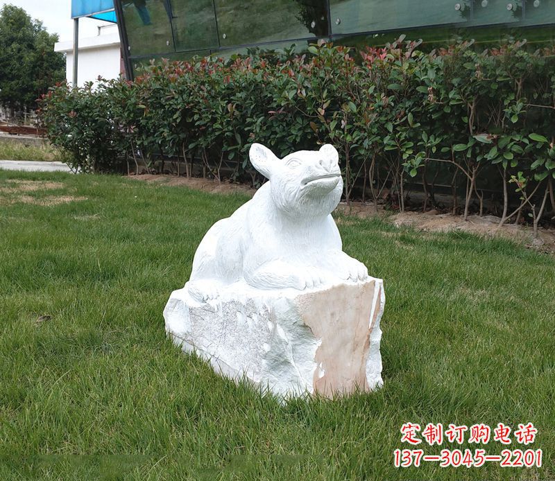 烟台草丛狗熊石雕