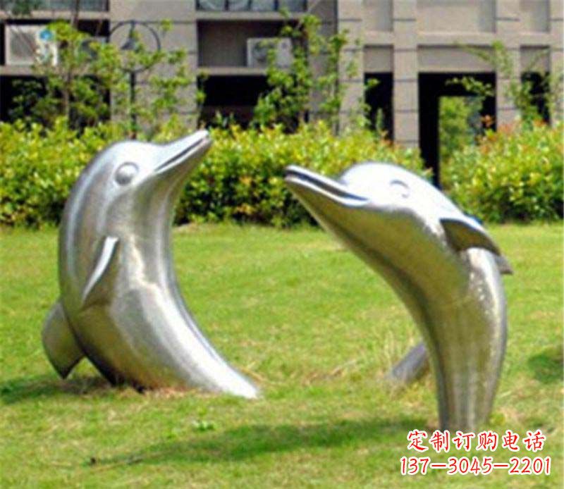 烟台海豚雕塑草坪上的精美装饰