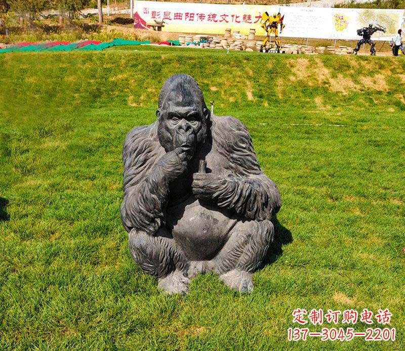 烟台草坪猩猩公园动物石雕