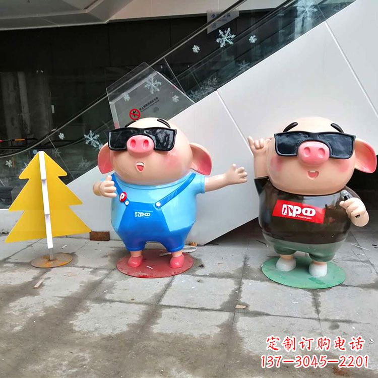 烟台唱歌的卡通猪商场美陈玻璃钢动物雕塑