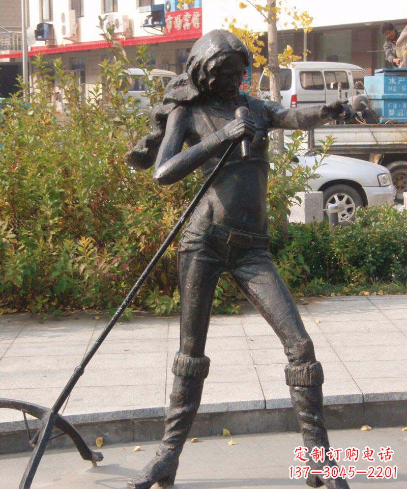 烟台唱歌的女人街边景观铜雕