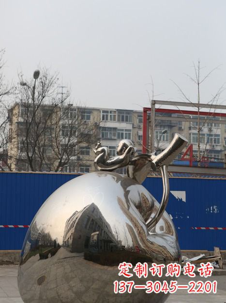 烟台城市中的苹果雕塑