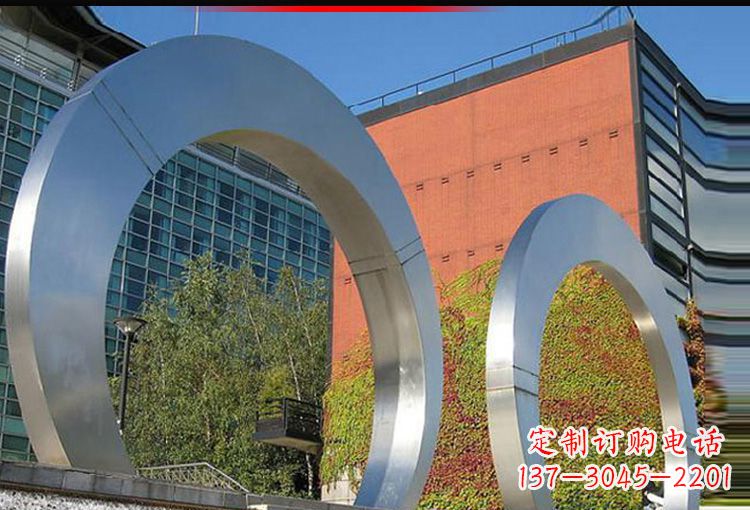 烟台城市空间里的不锈钢圆环雕塑