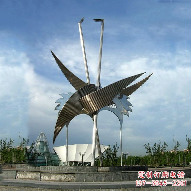 烟台城市广场精美仙鹤雕塑