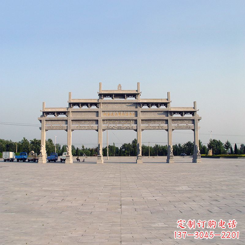 烟台精美石雕牌坊点缀城市广场