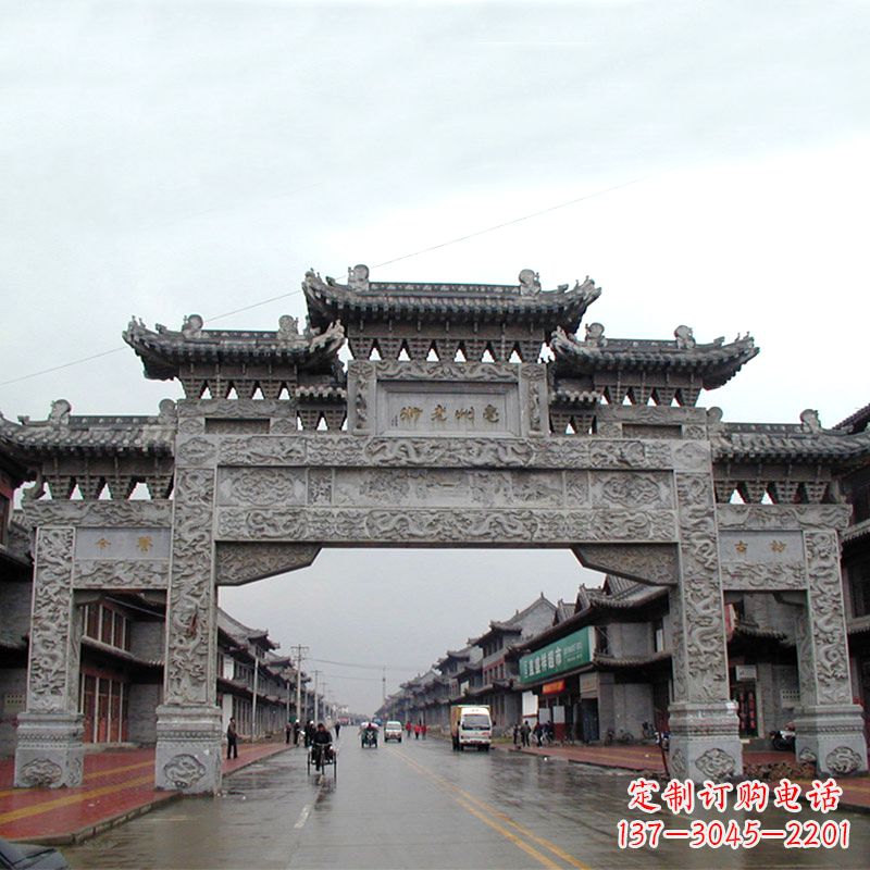 烟台城市街道上的历史风貌——仿古石牌楼