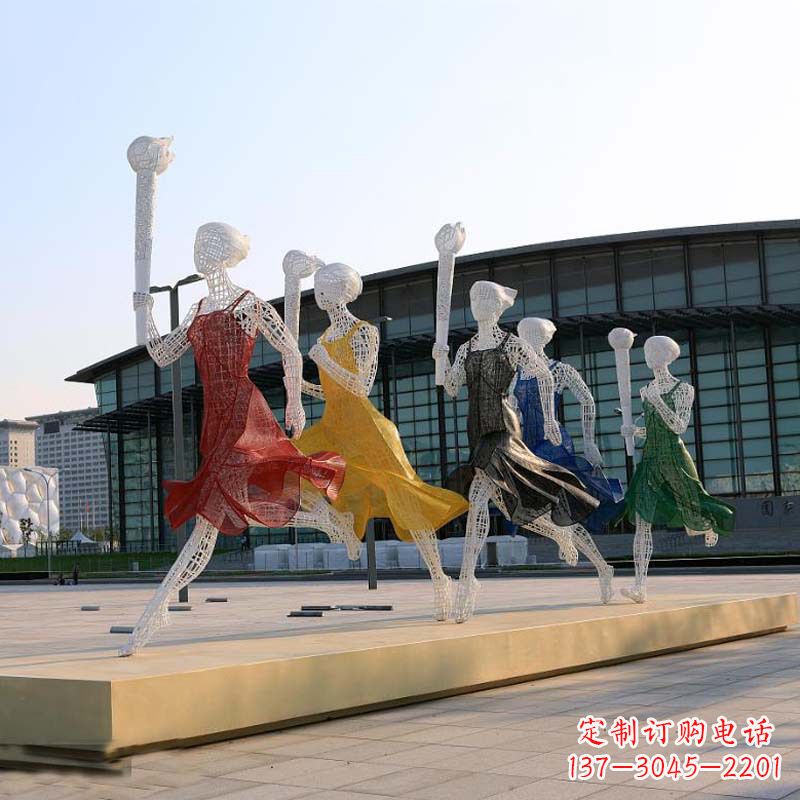 烟台城市街道广场持火炬跑步的美女雕塑