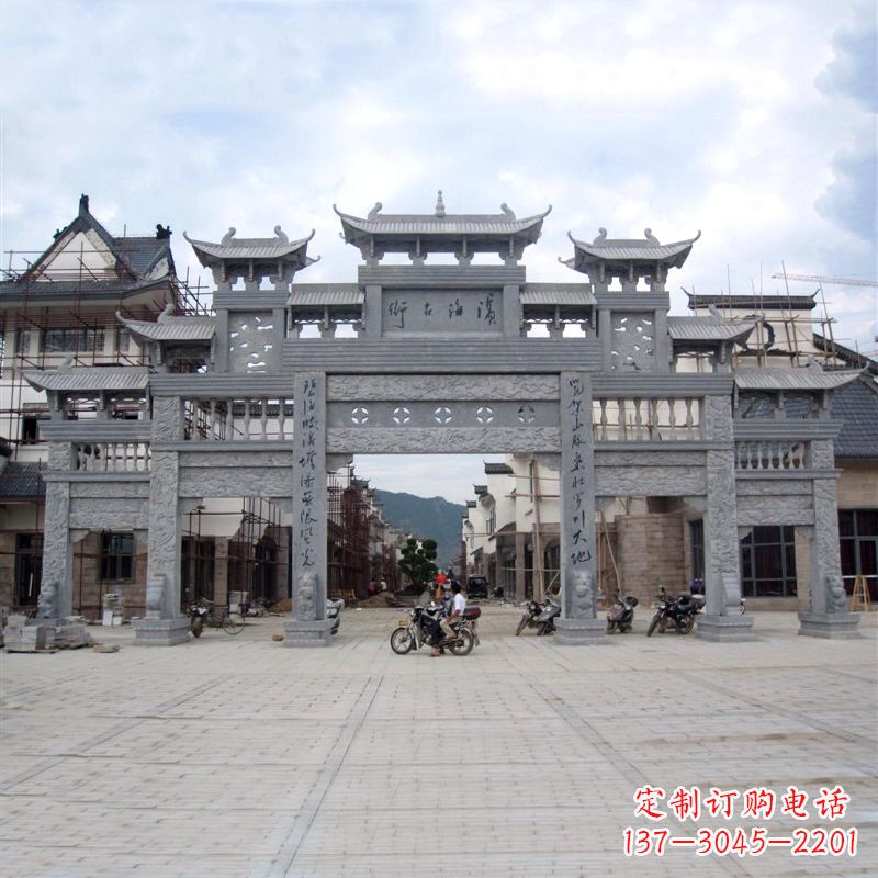 烟台城市街道五门石雕牌坊