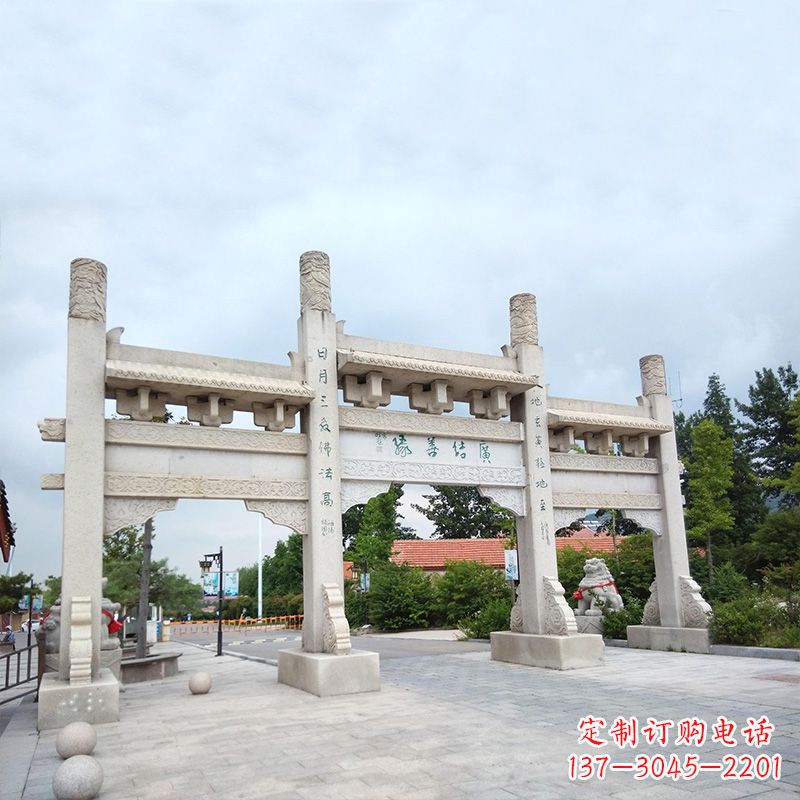 烟台城市街道上的牌坊雕塑