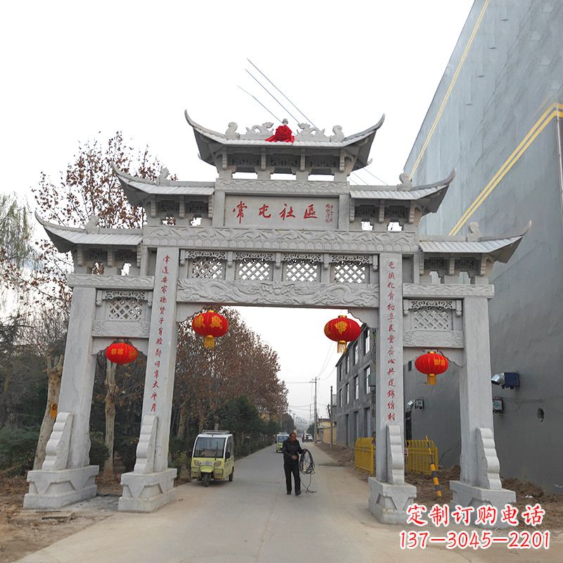 烟台社区石雕牌坊传承中国传统文化