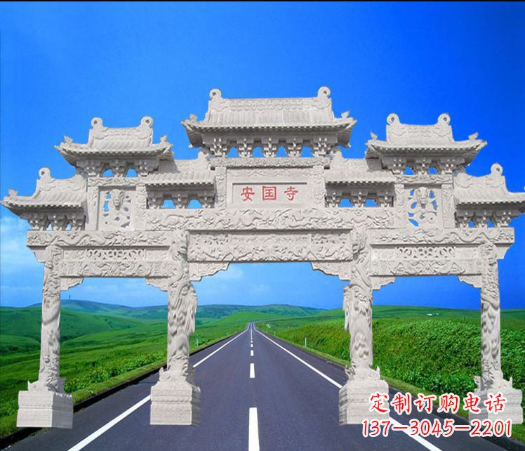 烟台城市中的石雕牌坊雕塑