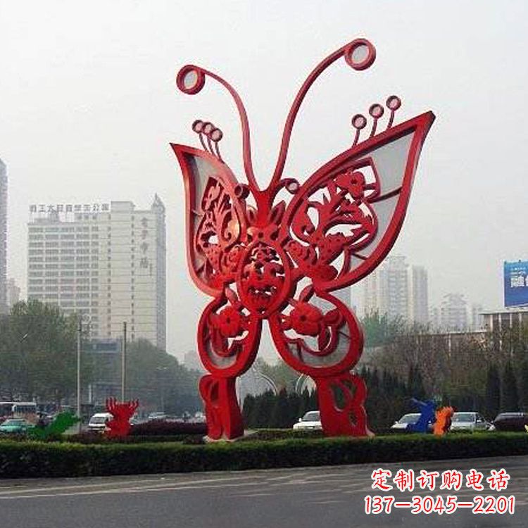 烟台绿化带上的大型红色蝴蝶雕塑
