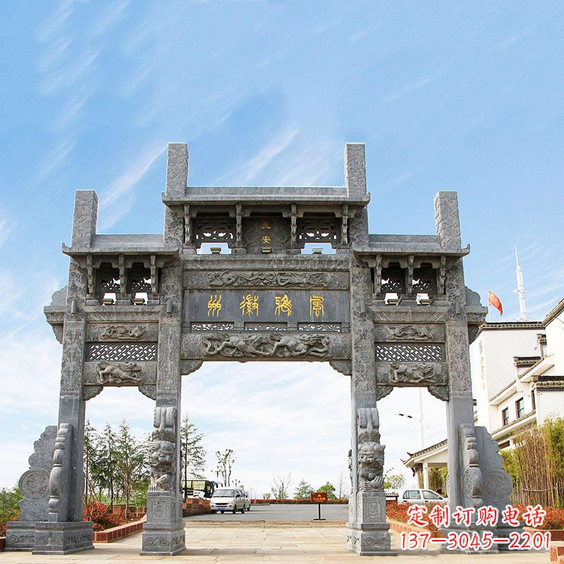 烟台城市园林中精美的牌坊雕塑