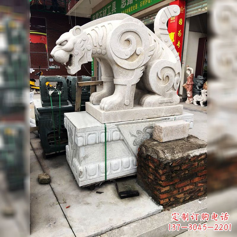 烟台大理石广场大门上的精美豹子雕塑
