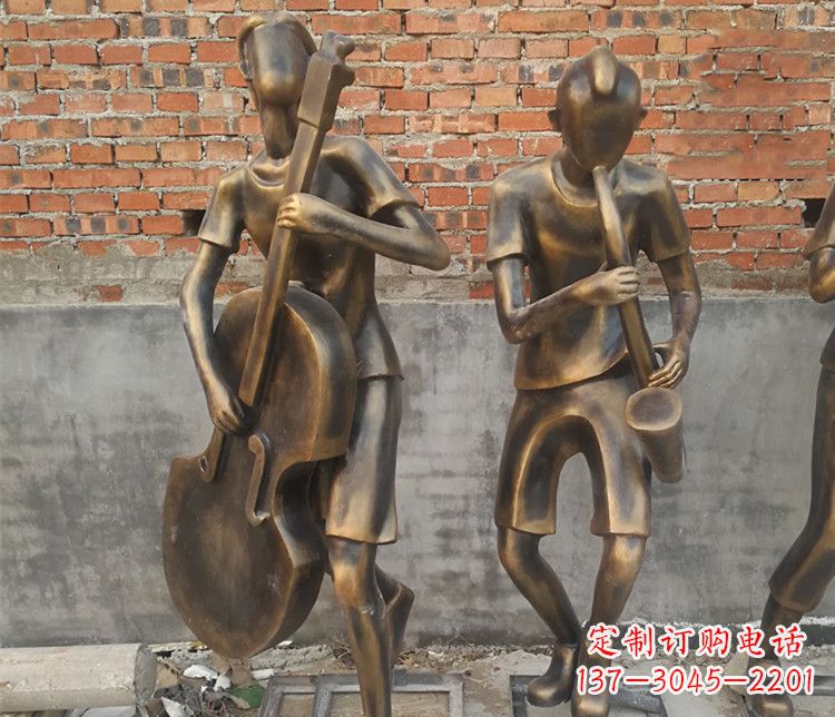 烟台雄伟屹立——萨克斯铜雕