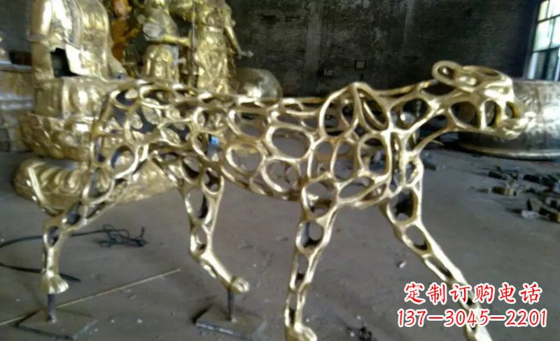 烟台静谧的金钱豹雕塑
