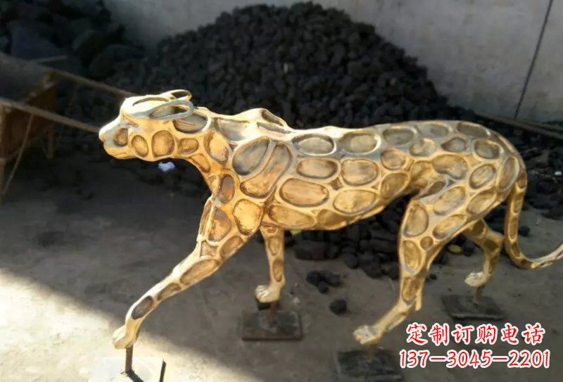 烟台青铜豹雕塑象征着非凡力量与威严