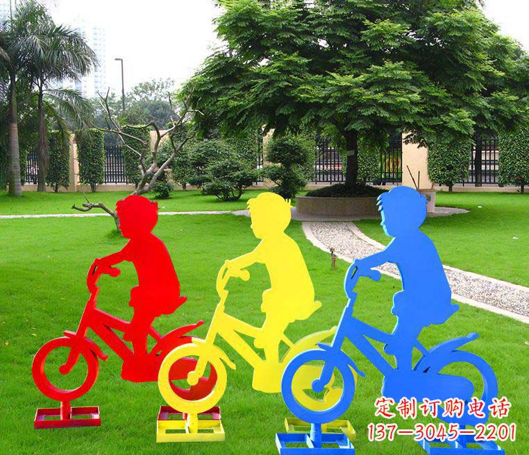 烟台青春无悔——一尊男孩骑车雕塑