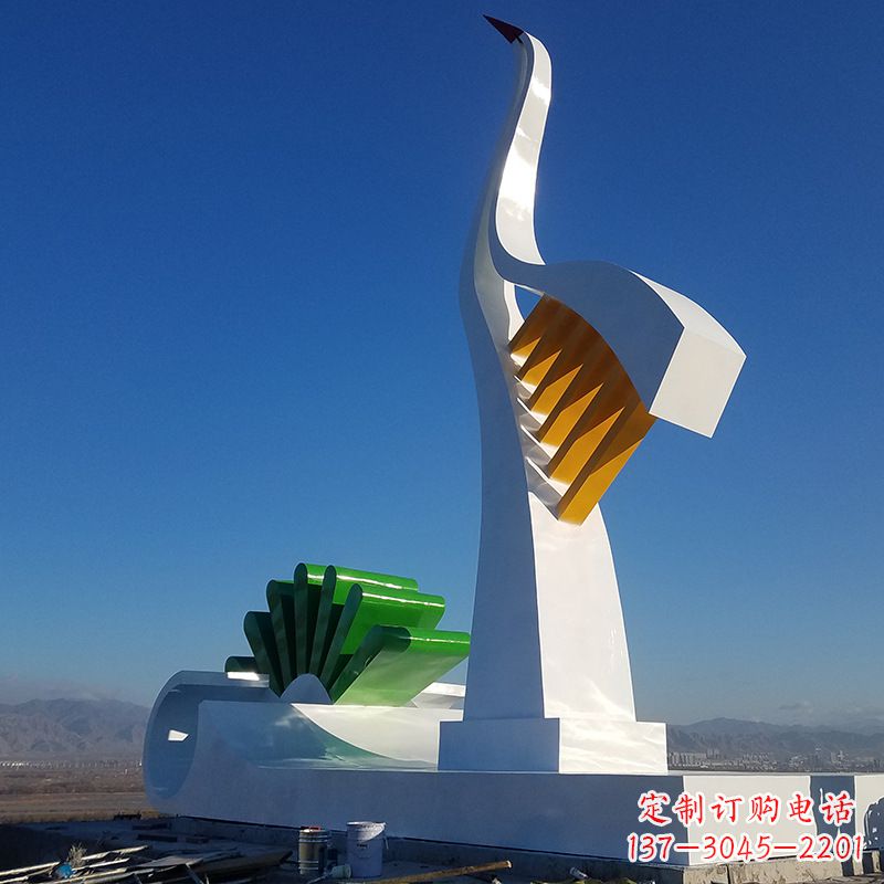 烟台美丽的仙鹤雕塑
