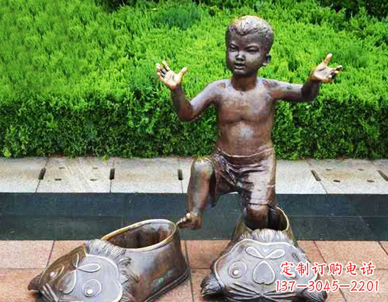 烟台穿老虎鞋的小孩公园小品玻璃钢仿铜雕塑