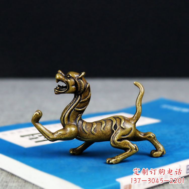 烟台金色纯铜铸造的白虎雕塑