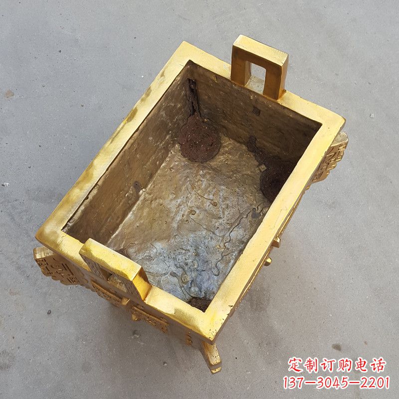 烟台以纯铜铸造的金色香炉鼎