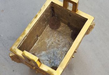 烟台以纯铜铸造的金色香炉鼎