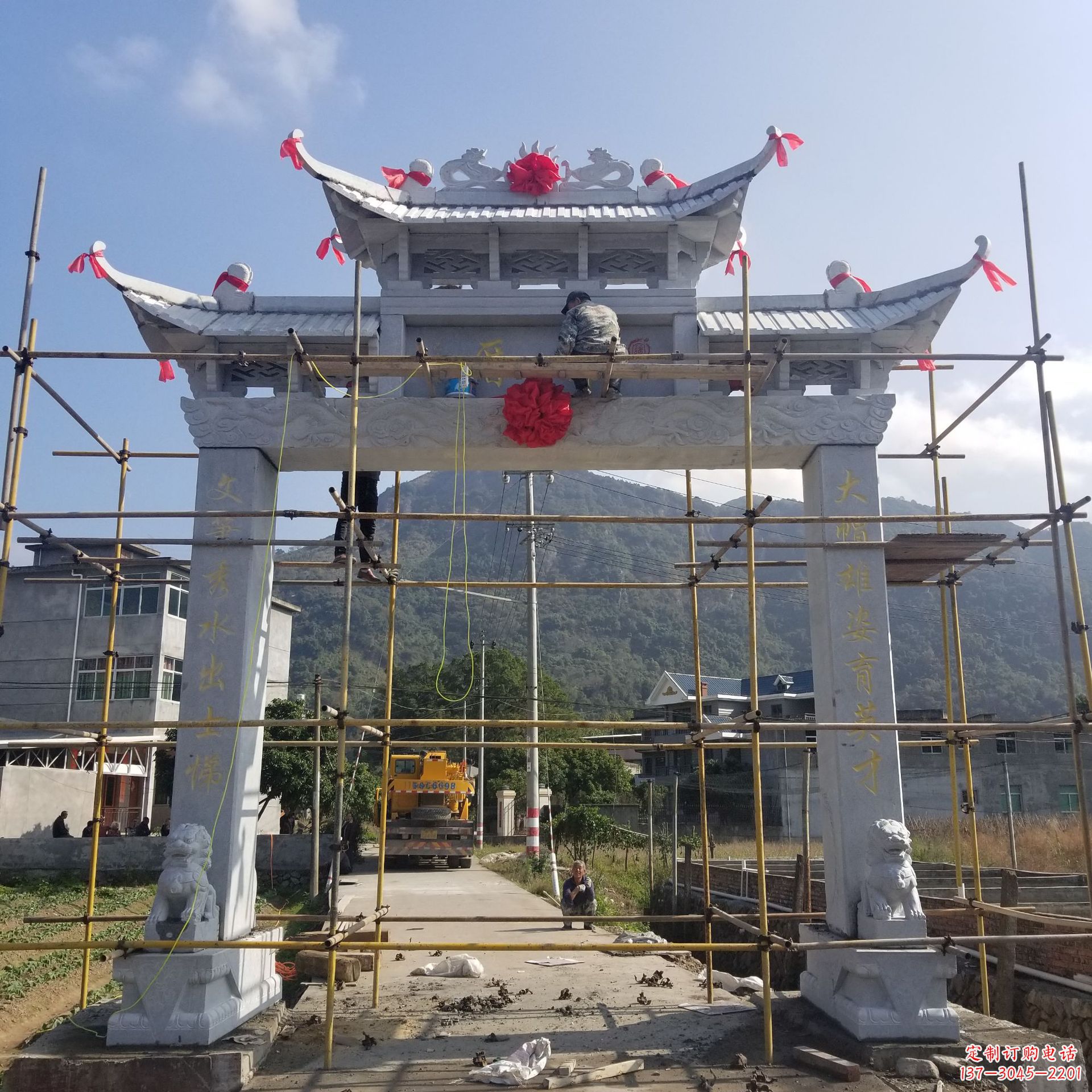 烟台精美的牌坊雕塑,点亮村口