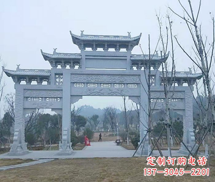 烟台村口三门石雕牌楼古朴华丽