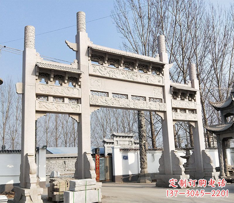 烟台村口的珍贵文化——牌坊雕塑